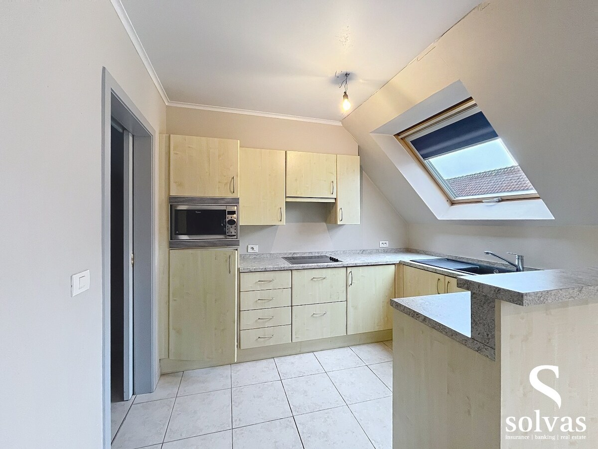 Gezellig dakappartement met terras en twee slaapkamers te hartje Knesselare. 