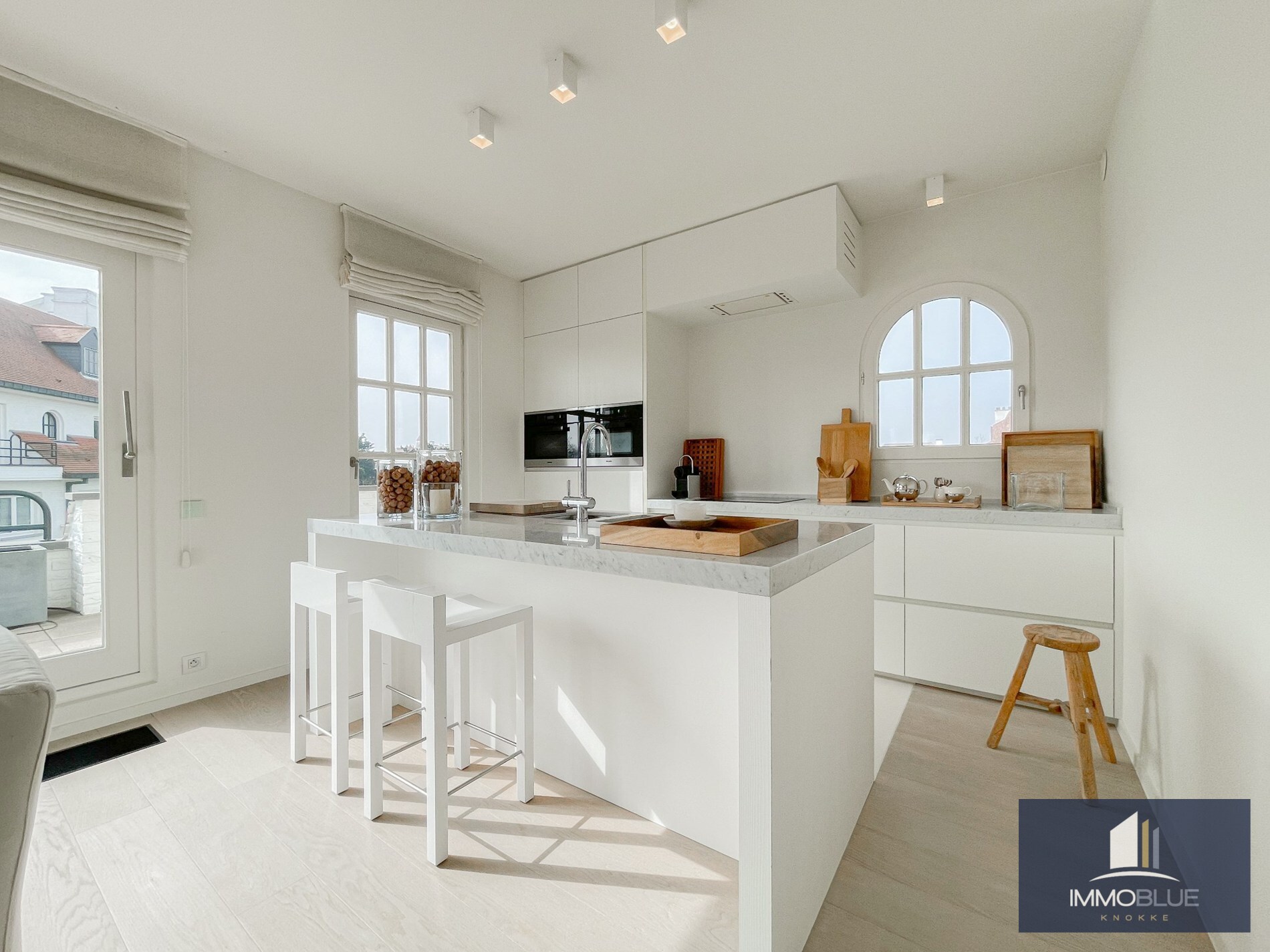 Subliem hoekappartement met ruime terrassen gelegen in het prestigieuze domein Tennis Garden. 