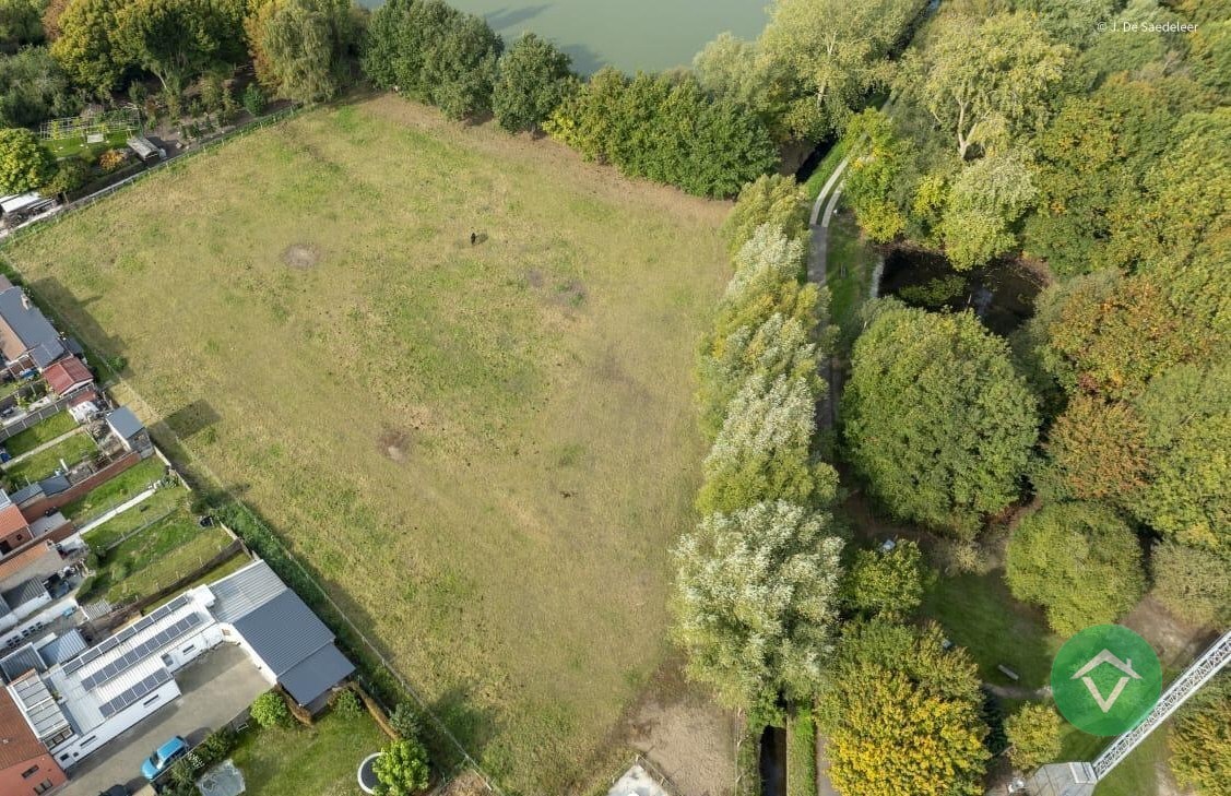 Alleenstaande woning met naastliggend stuk bouwgrond en weide te Eernegem 