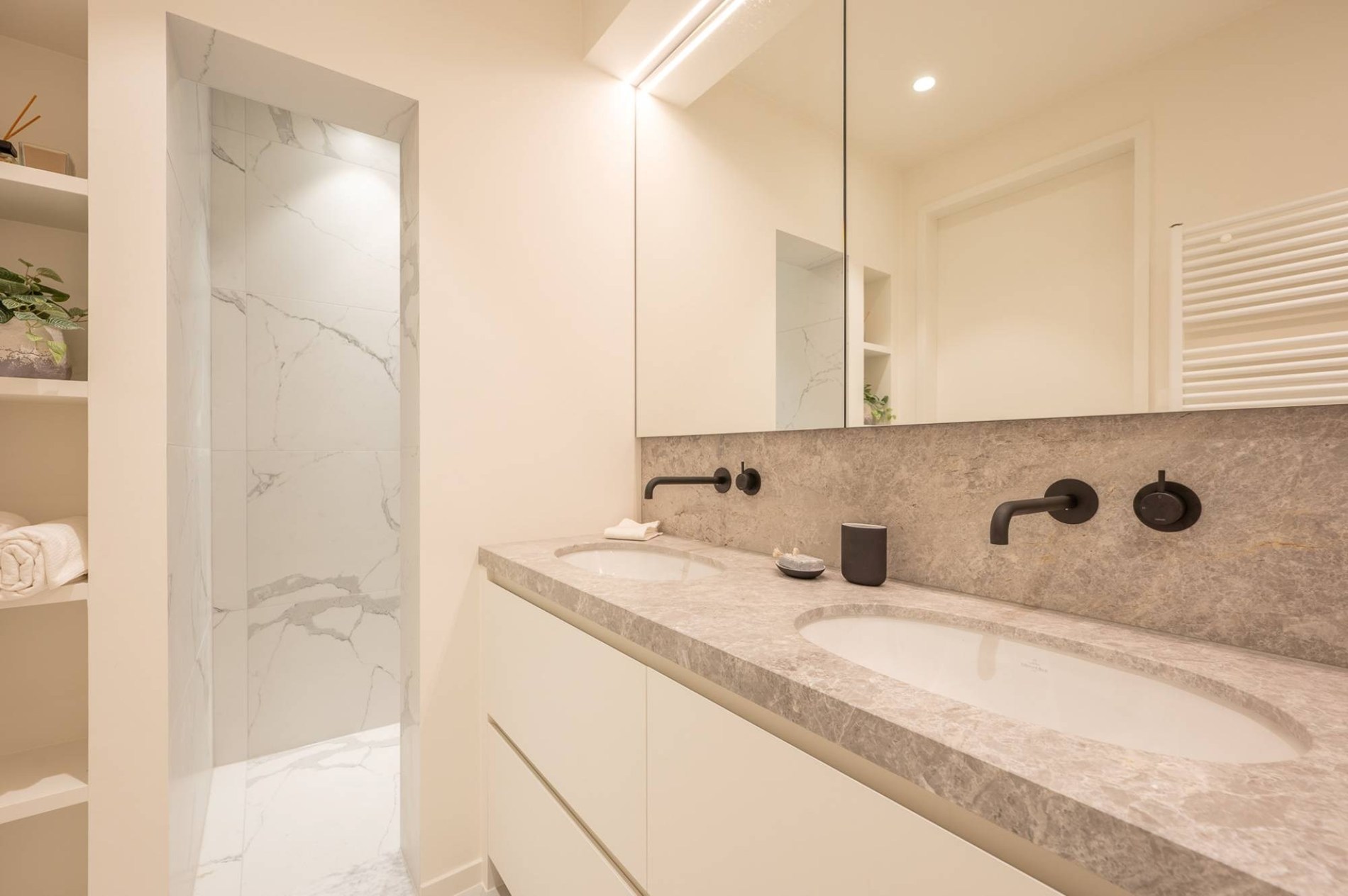 Très bel appartement rénové avec 3 chambres à Knokke-Zoute avec vue partielle sur la mer. 