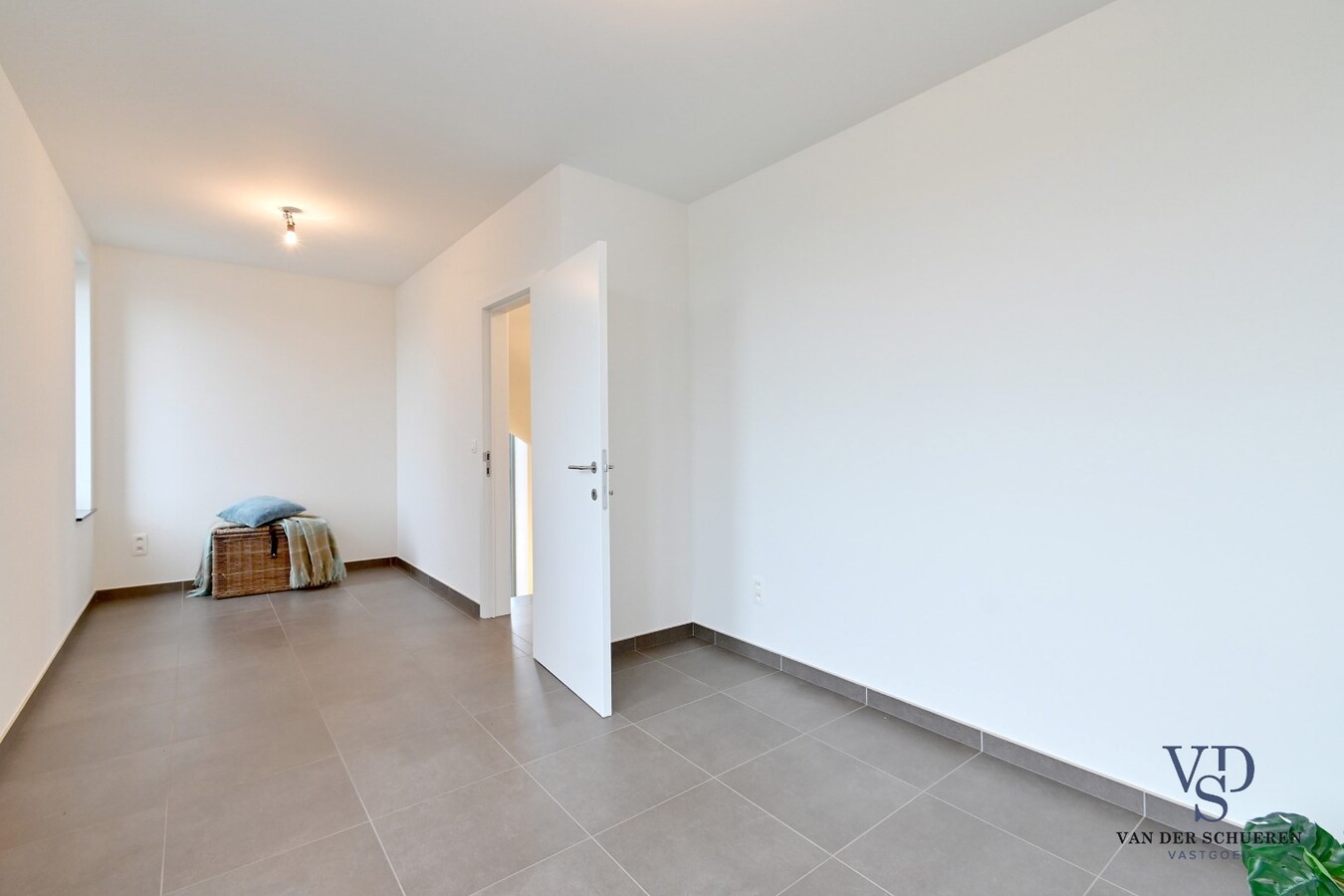 Ruime Half Open, op een commercieel gunstige ligging 