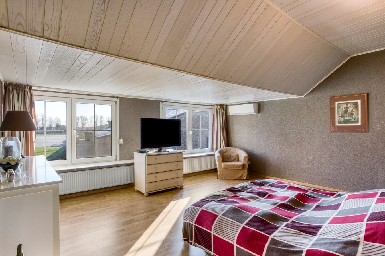 Exclusive equestrian accommodation on approx. 2,5 ha/6,18 acres in Geel (Antwerp region) 