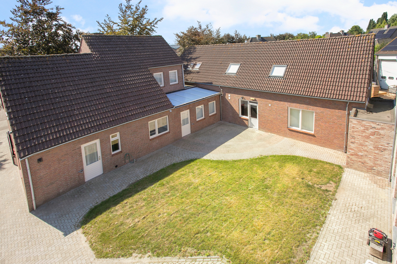 Deze vrijstaande woning met bedrijfsgebouwen staan aan de rand van Reusel tegen het bedrijventerrein. 