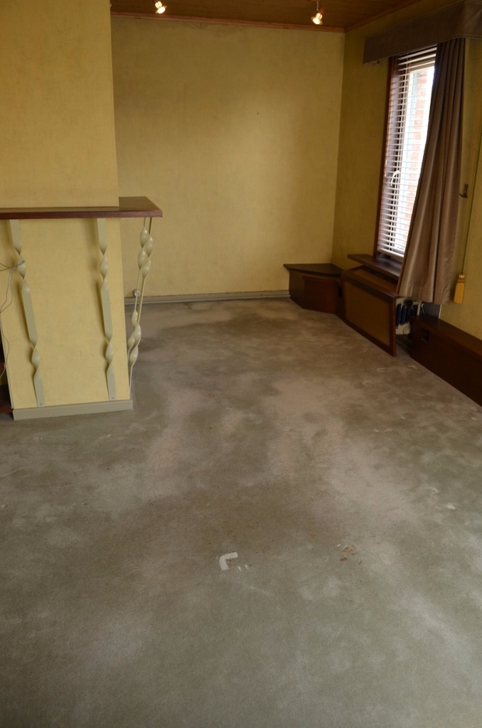 Ruime te renoveren woning met garage en tuin te centrum Eeklo 