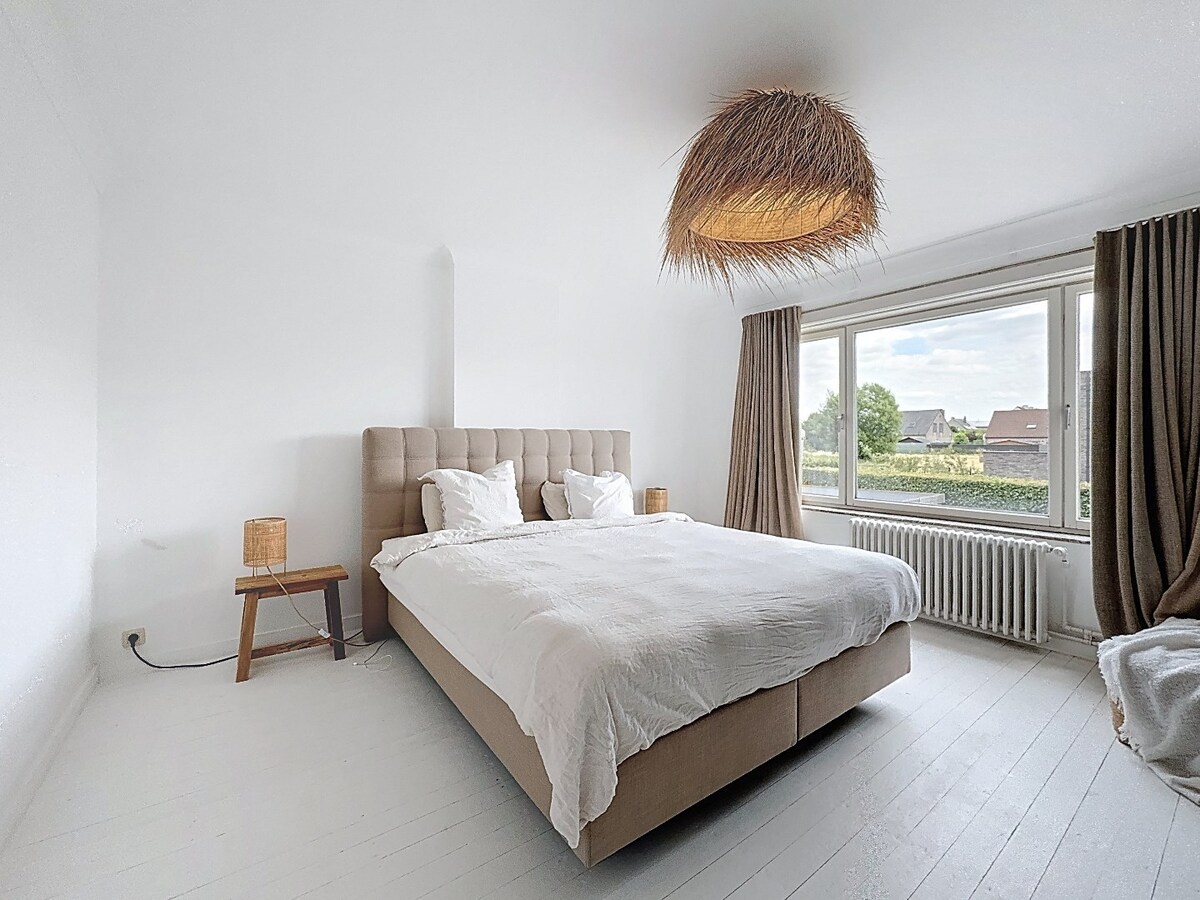 Herenwoning met afzonderlijke praktijkruimte te Velzeke 