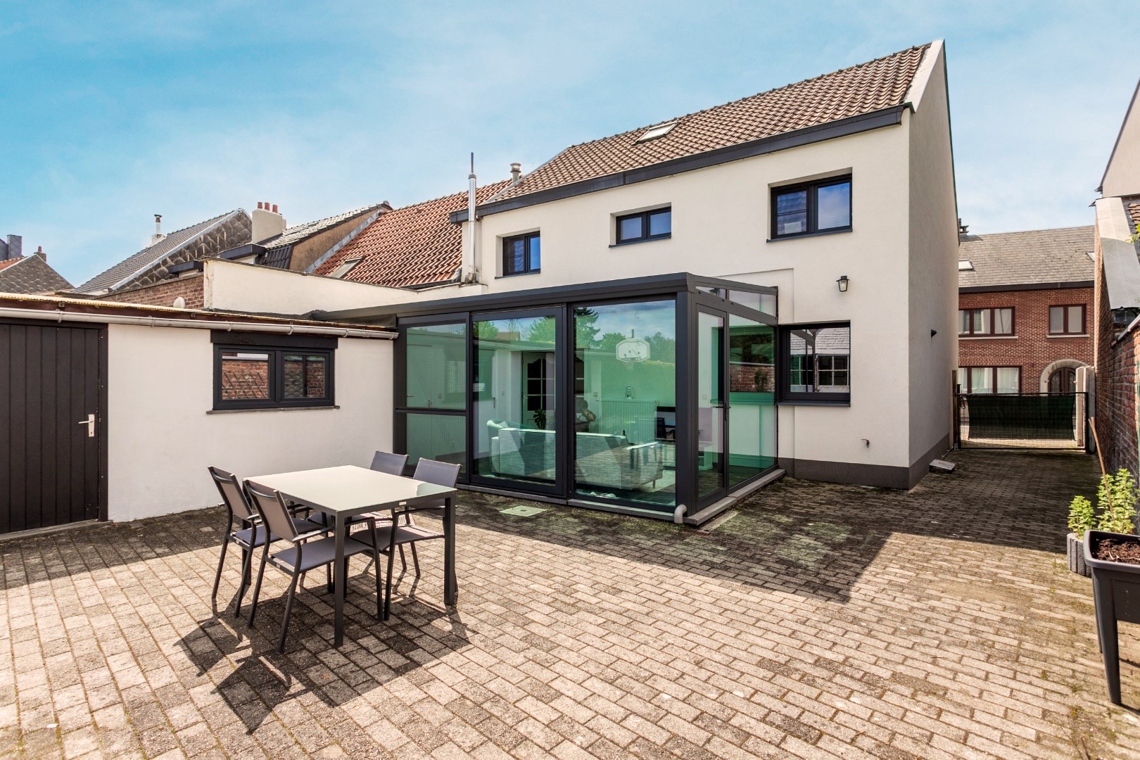 Gerenoveerde 3-gevelwoning met tuin en 4 slaapkamers te Sint-Genesius-Rode 