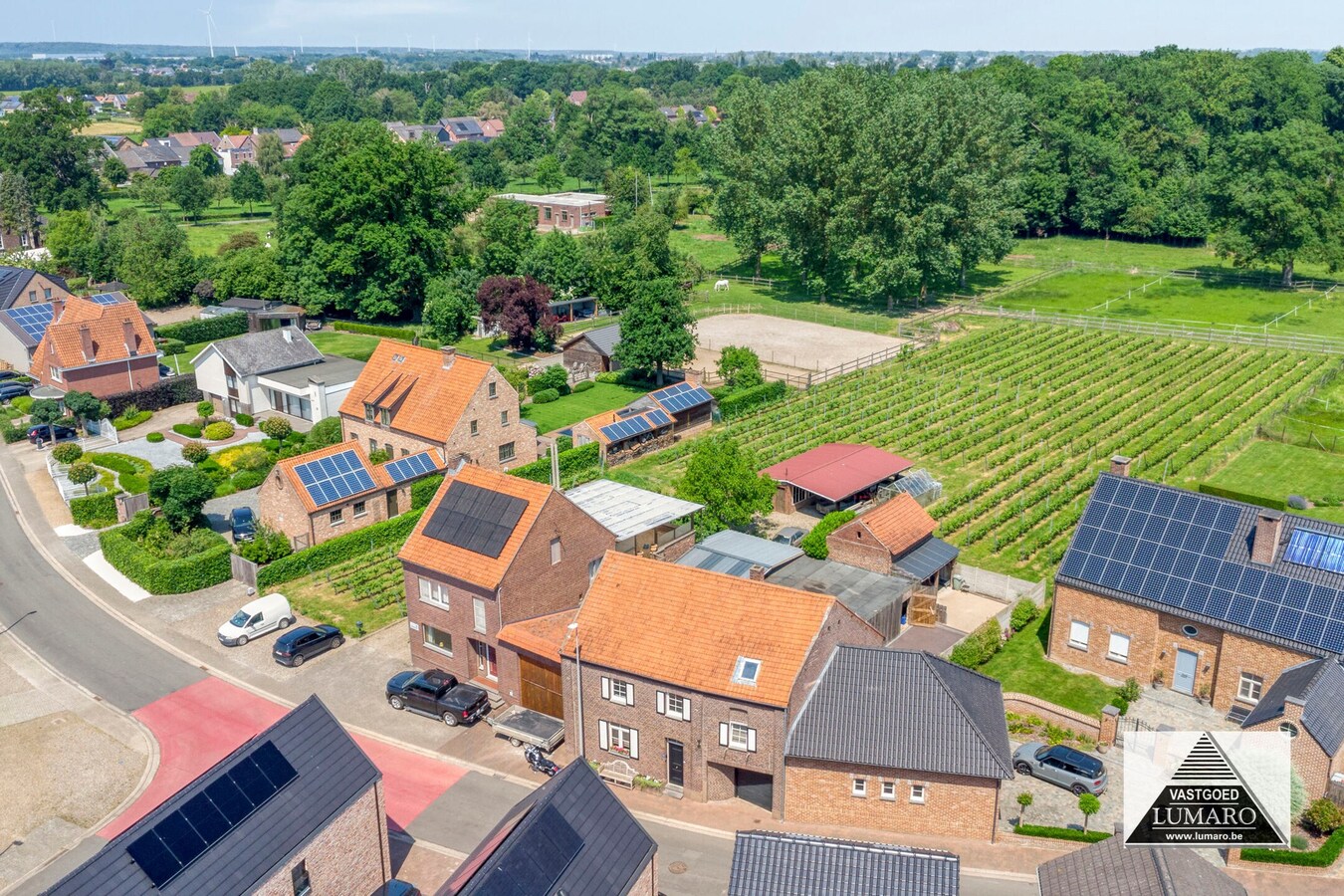 Charmant Leut : eigendom opgedeeld in 2 appartementen. Veranda,  2 garages. 