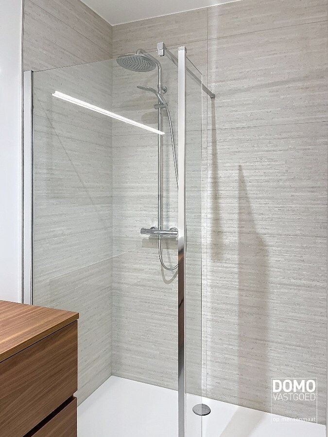 Penthouse met twee slaapkamers, ruim terras en autostandplaats te Kermt 