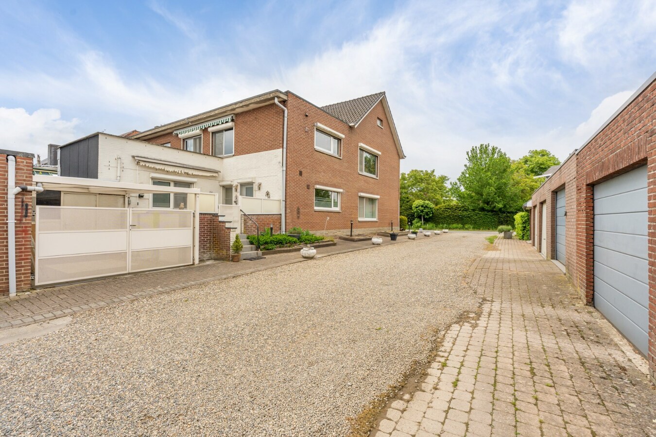 Gelijkvloers, degelijk appartement met 2 slaapkamers, ruim terras, carport en garage. 