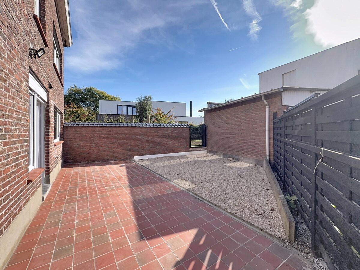 Ruime woning met 4 slaapkamers, garage en tuin op wandelafstand van centrum Sleidinge! 