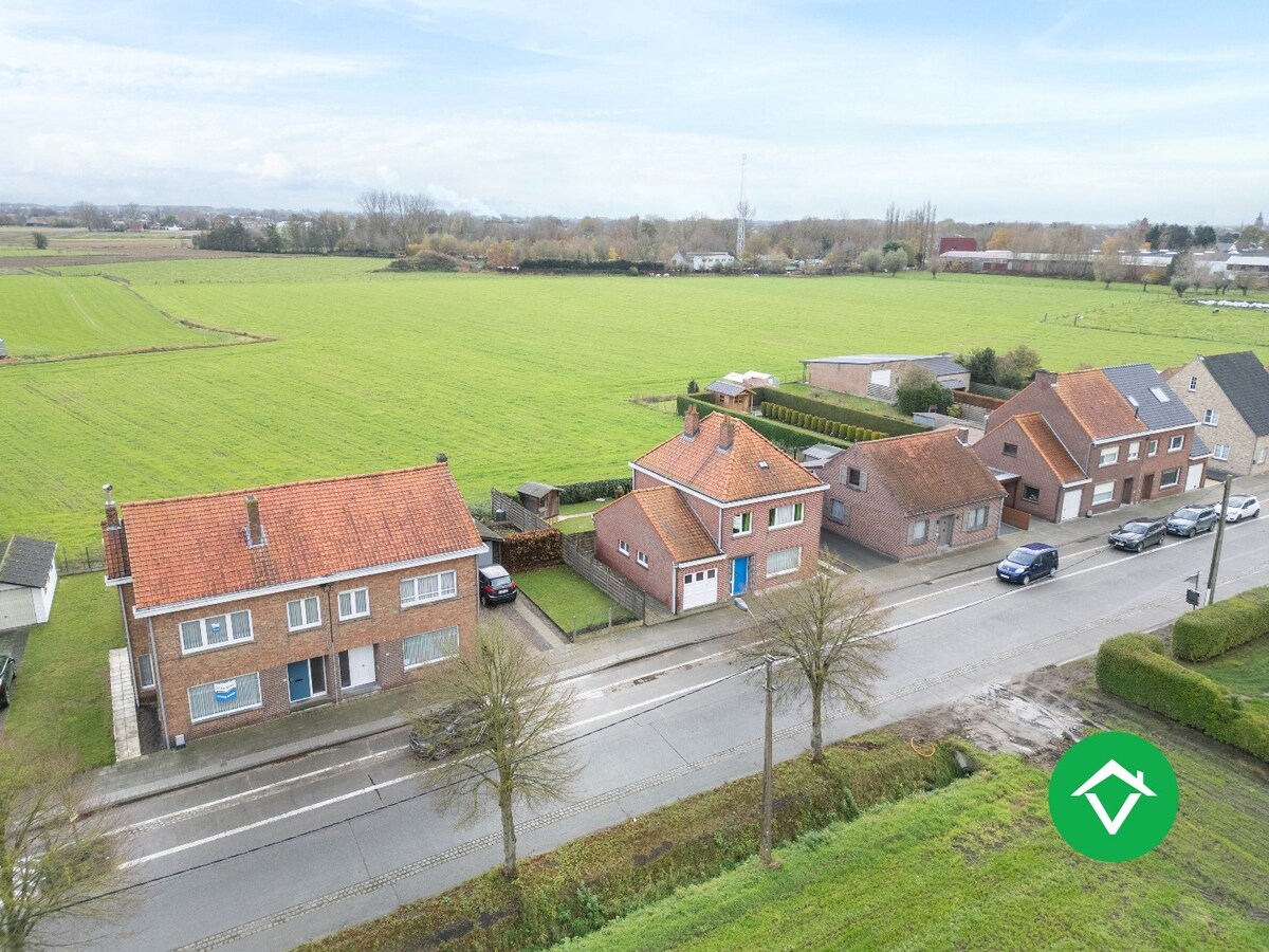 Op te frissen gezinswoning met twee garages en landelijk zicht te Eernegem 