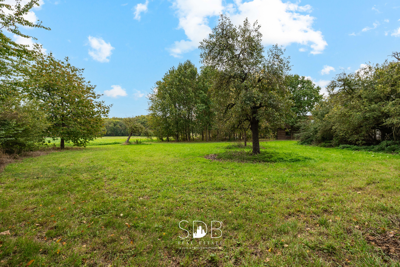 Authentieke hoeve met achterliggend groen op 5.192m² 