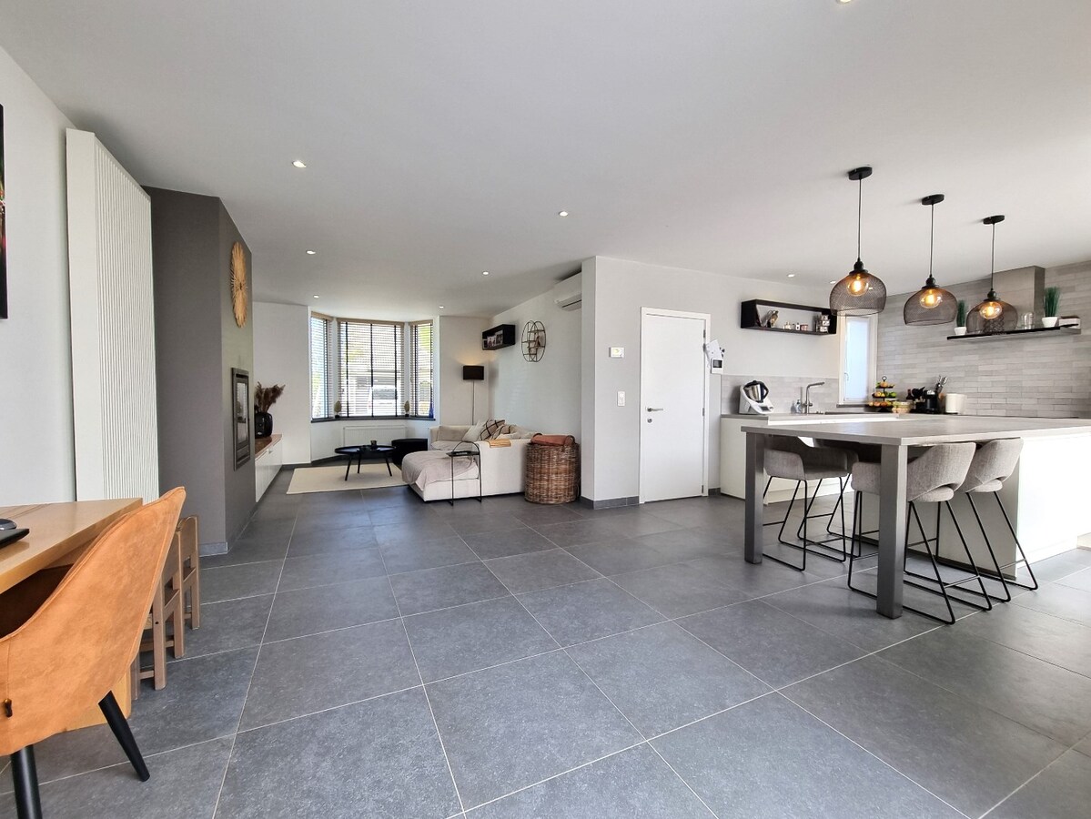 Prachtige, volledig gerenoveerde halfopen bebouwing op groot perceel van 842m² 