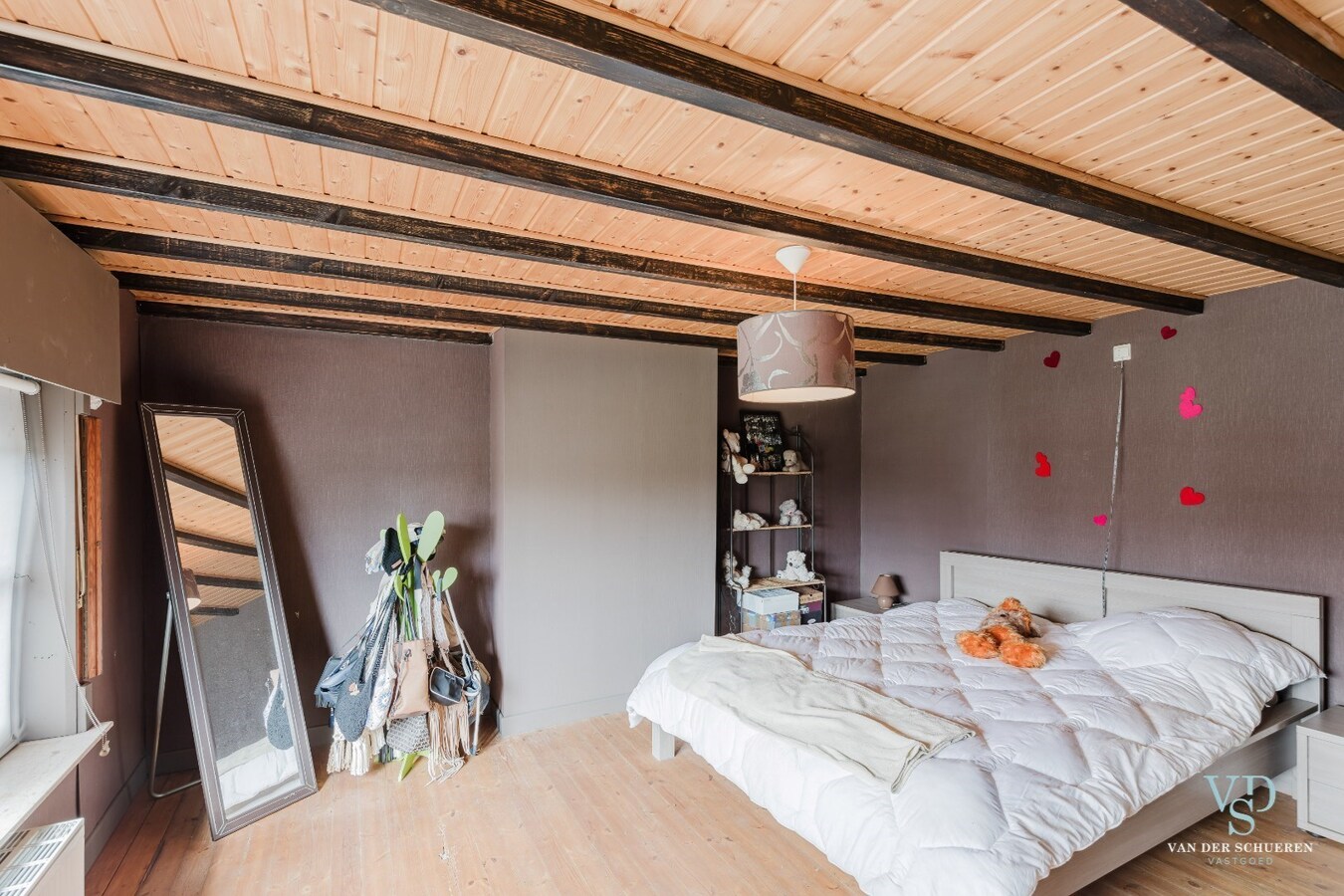 Ruime woning met atelier / garage. 