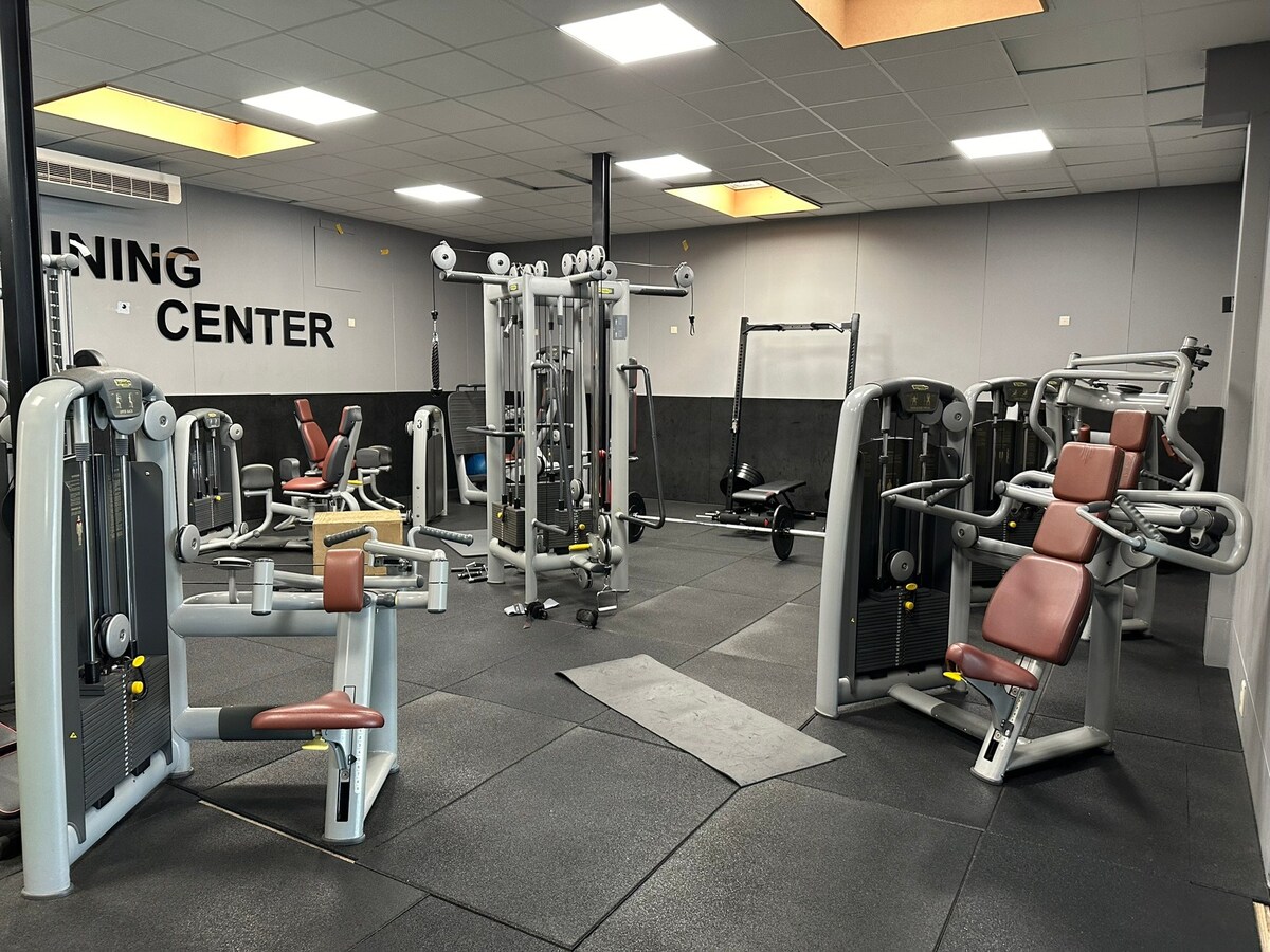 Handelsgelijkvloers met 2 winkels, kantoren, parking 