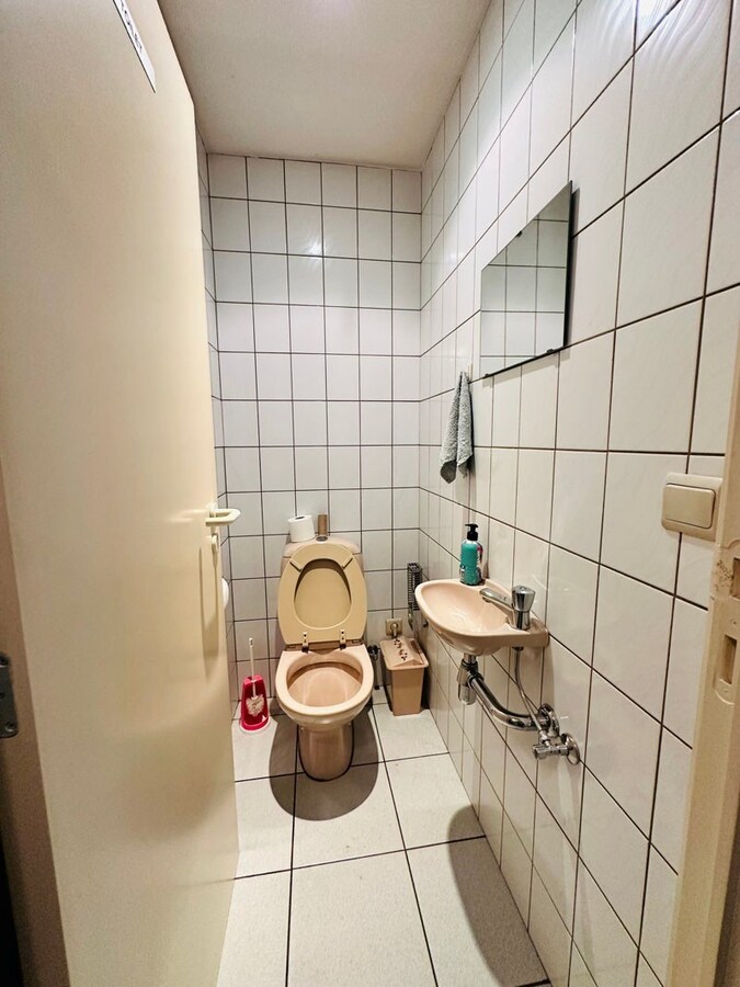 Ruim magazijn met kantoren met veel potentieel te Kuringen 