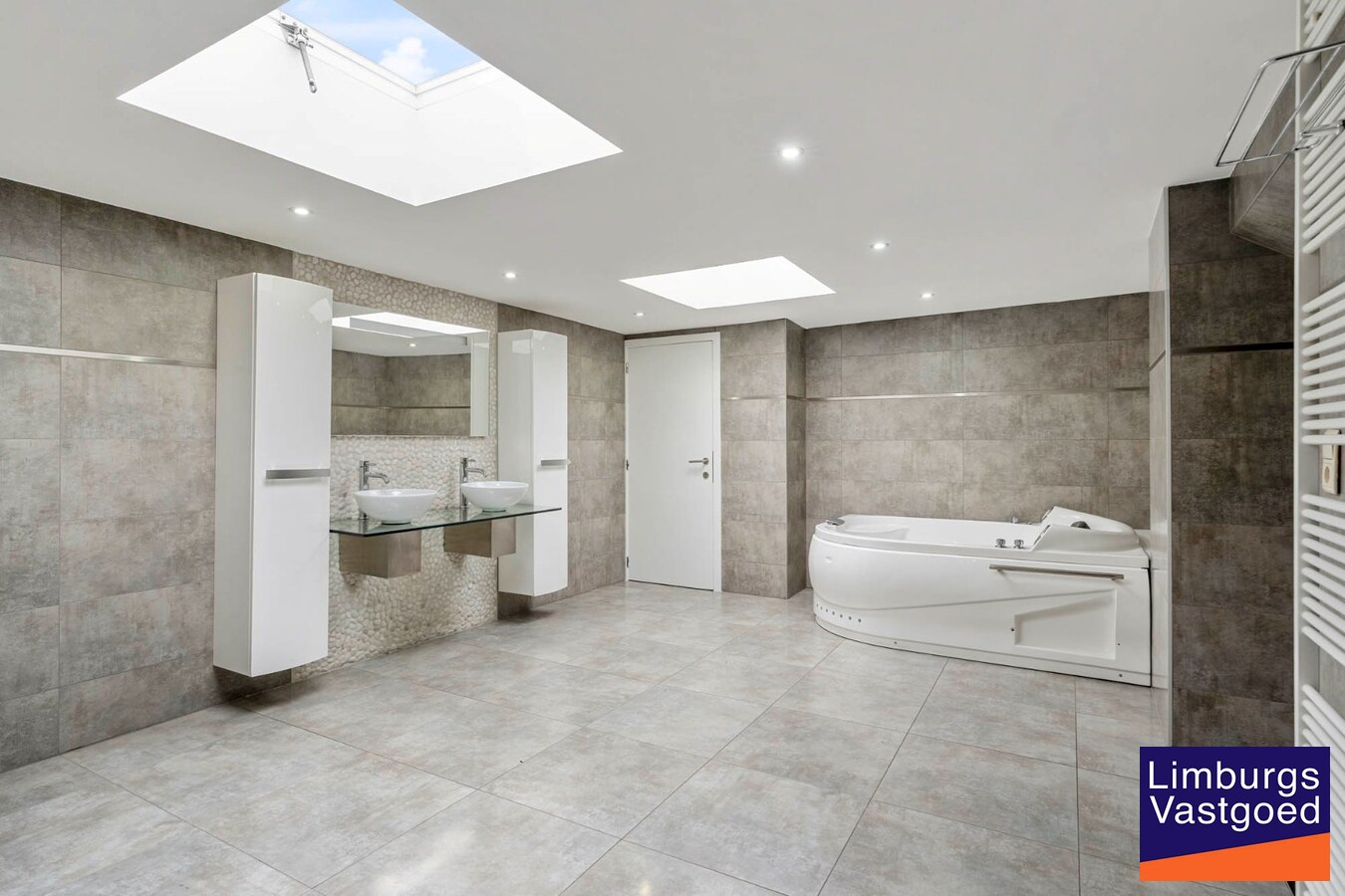 Bedrijfsgebouw met kantoren, magazijnen en woonst - groot 2580 m² 