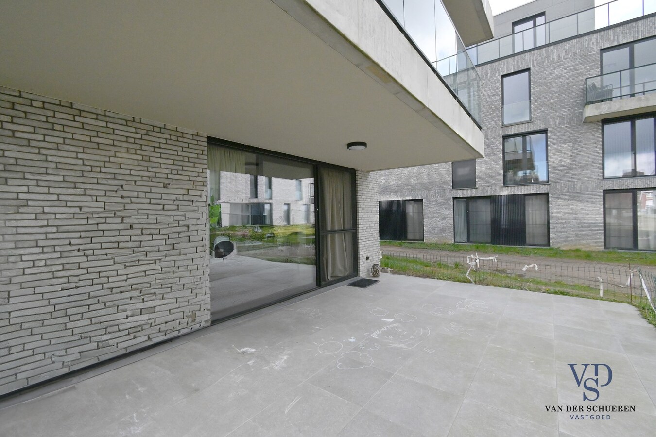 Quasi nieuwbouwappartement met ruim terras 
