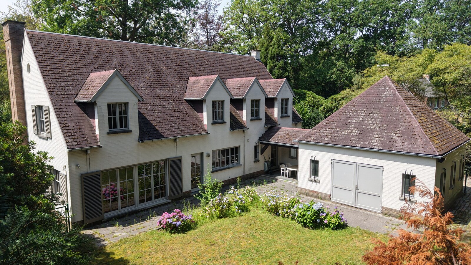 Villa met praktijkruimte en dubbele garage op riant perceel van 2.010 m² te Schoten 