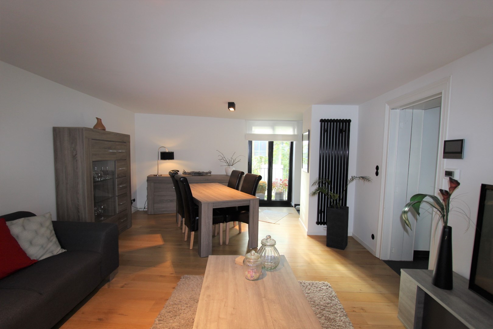 woonkamer zicht naar balkon