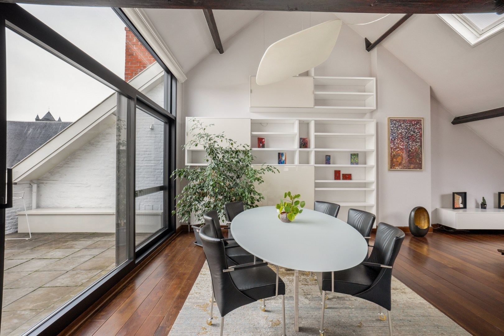 Bijzonder ruim duplexappartement met dakterras in hartje Gent 