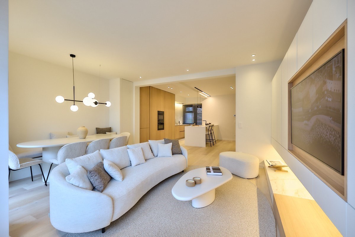 Appartement entièrement rénové avec 4 chambres, situé au centre de Knokke, près de l'avenue Dumortier, avec vue latérale sur la mer. 