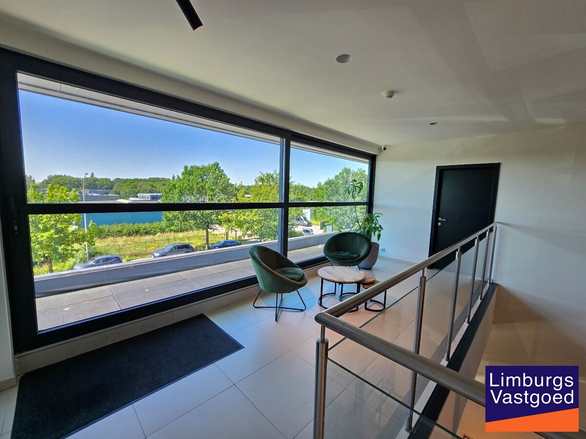 Terbeschikkingstelling van infrastructuur in vernieuwde kantoren met parking, v.a. 21 m², Genk-Noord 