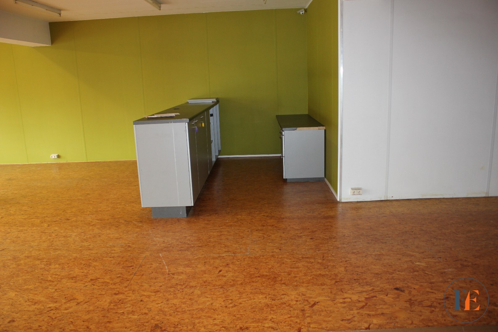 Handelspand (235m²) met parking en garage 
