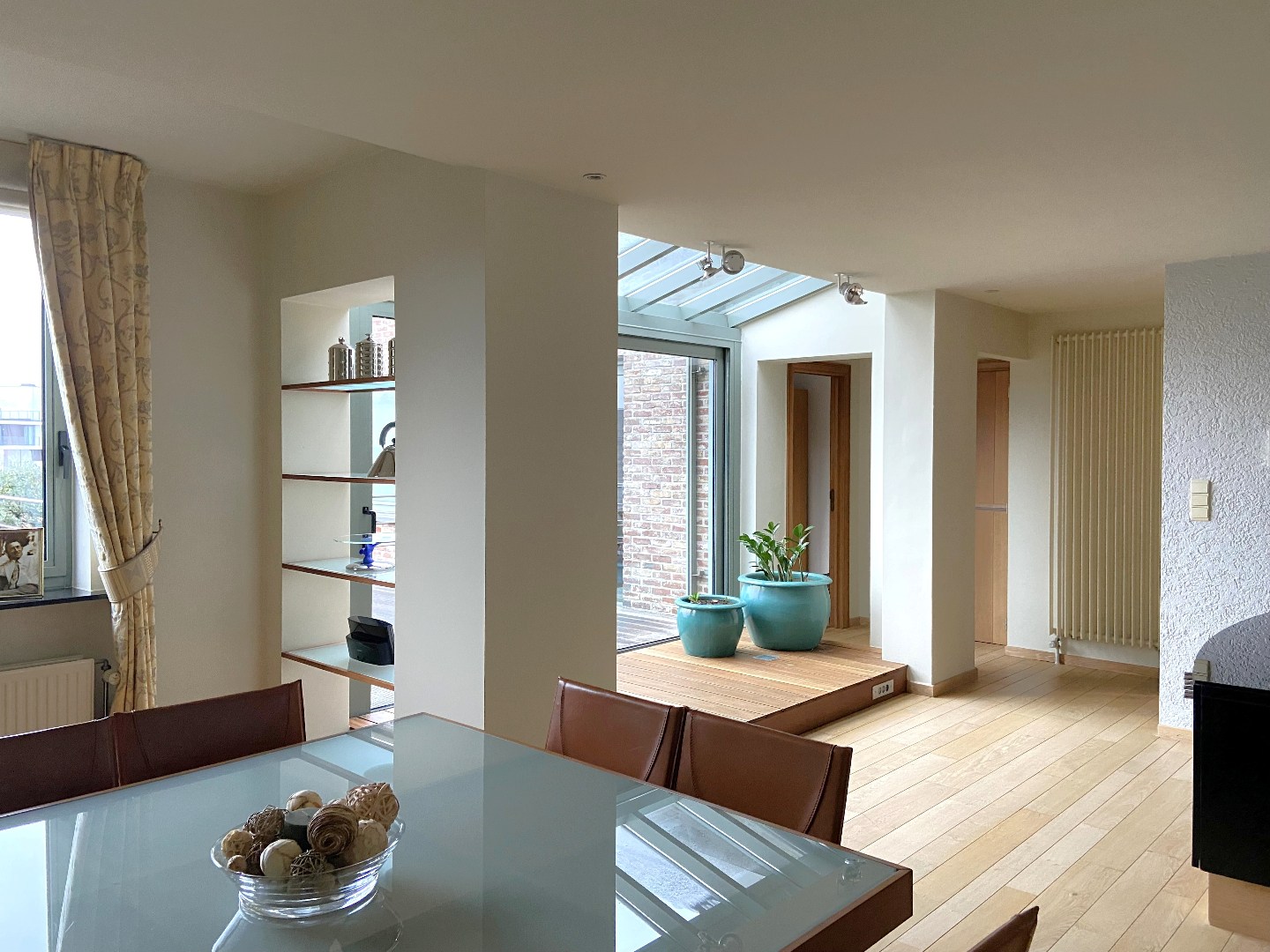 Multifunctioneel handelspand met luxueuze woonst op centrumligging in Sint-Eloois-Vijve! 