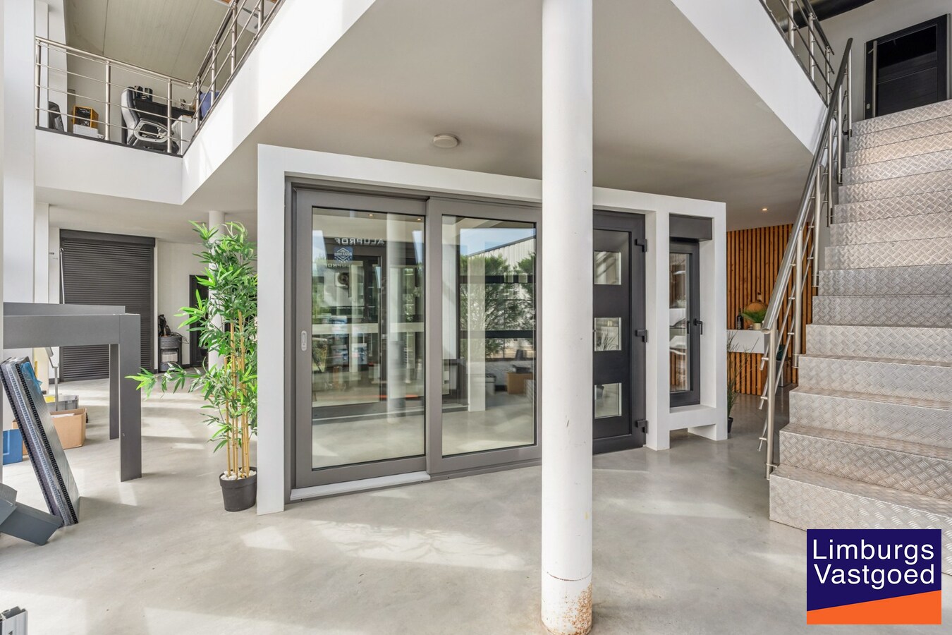 Bedrijfsgebouw met toonzaal, kantoren, magazijn en woonst - groot 700m² 