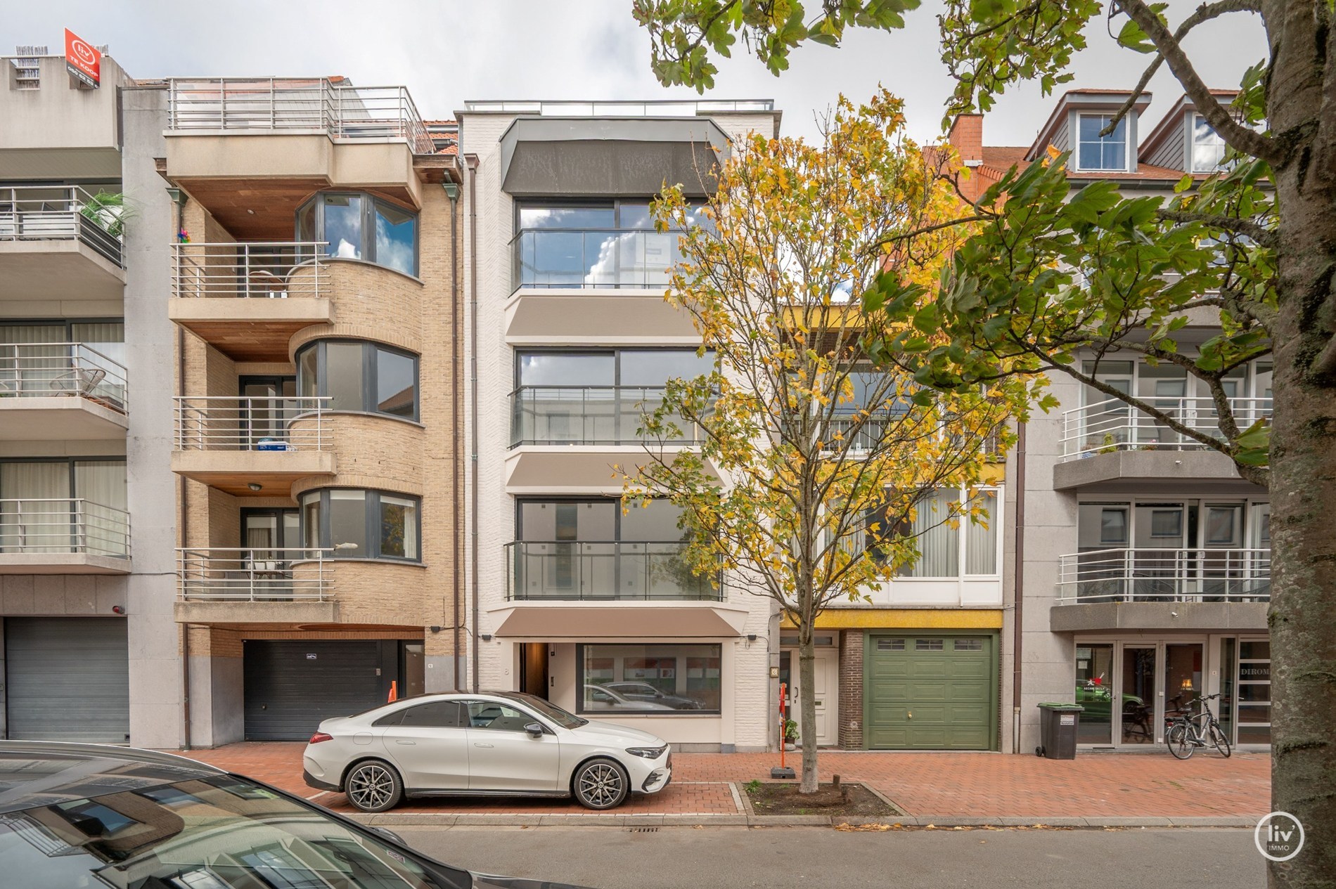 Gerenoveerd penthouse met 2 slaapkamers centraal gelegen op de August Dansestraat te Knokke. 