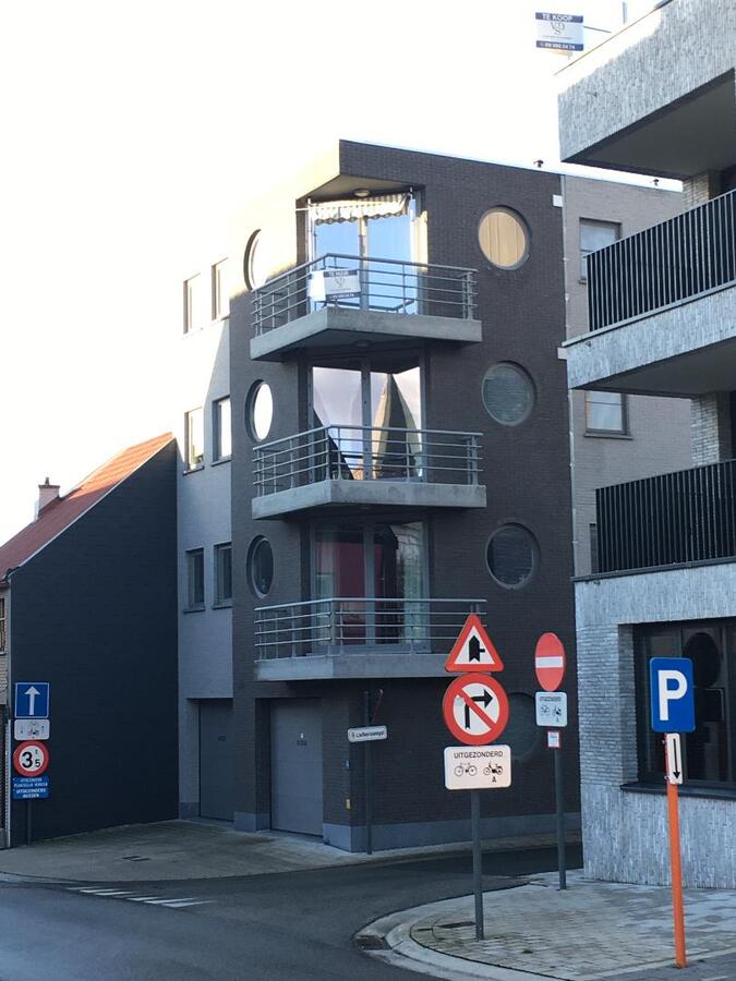 Recent dakappartement in hartje Gavere. Geen vaste kosten !  (Garage optioneel te huur) 