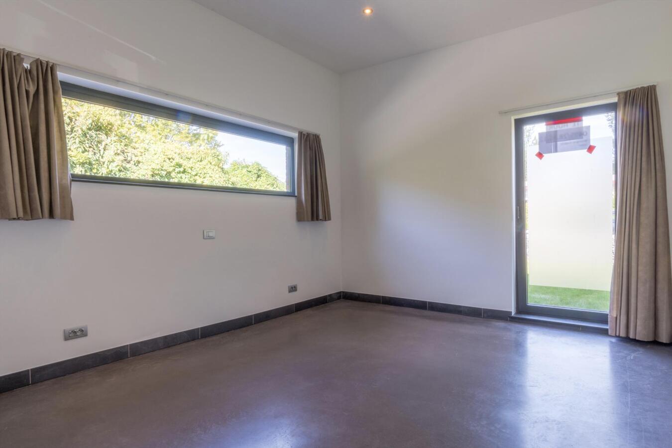 Moderne laagbouwwoning met magazijn 