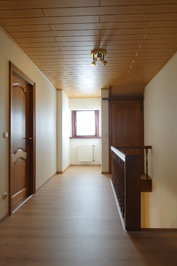 Charmante woning met 2 garages 