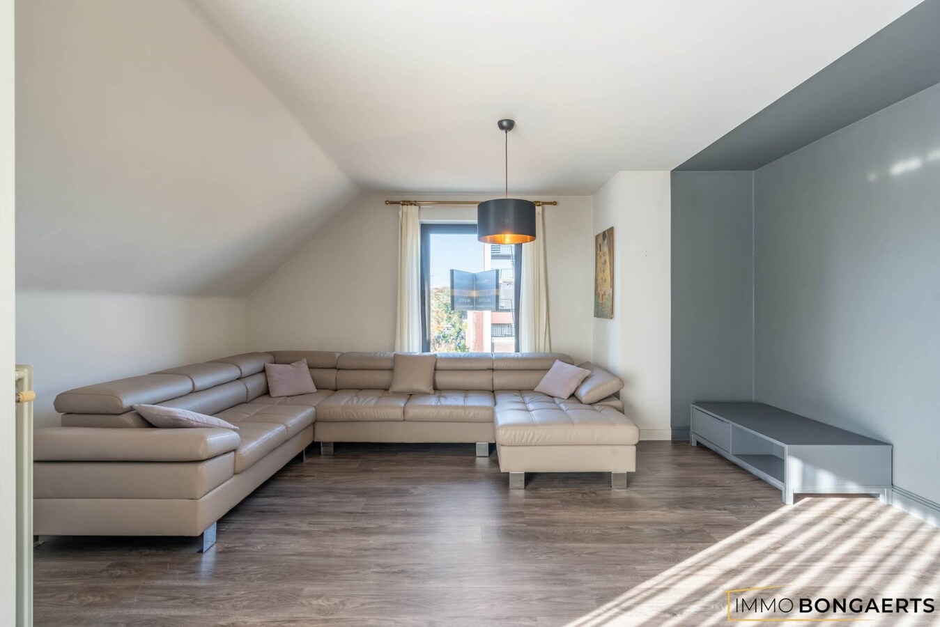 Ruim appartement met terras, garage en 2 slaapkamers. 