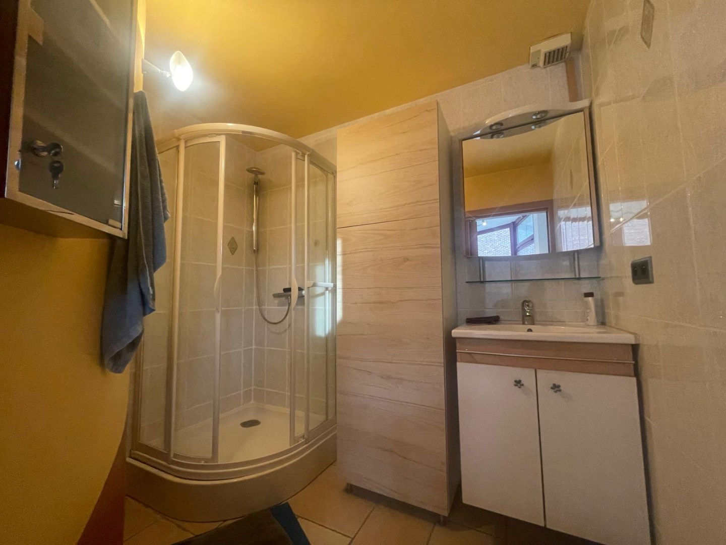 Gezellig woning met 3 slaapkamers en tuin met tuinberging gelegen te Geel! 