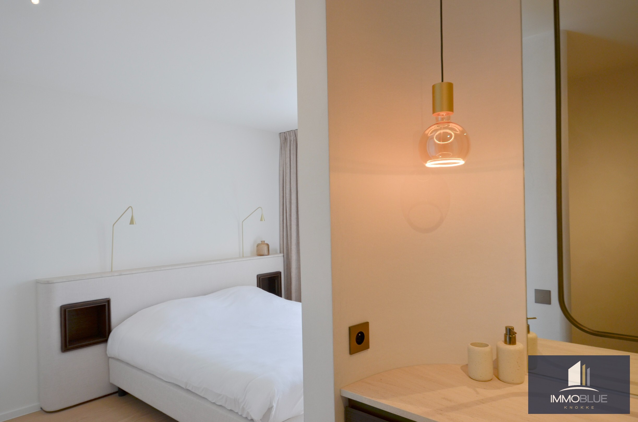 Uitzonderlijk gerenoveerd appartement met frontaal zeezicht in het Zoute. 