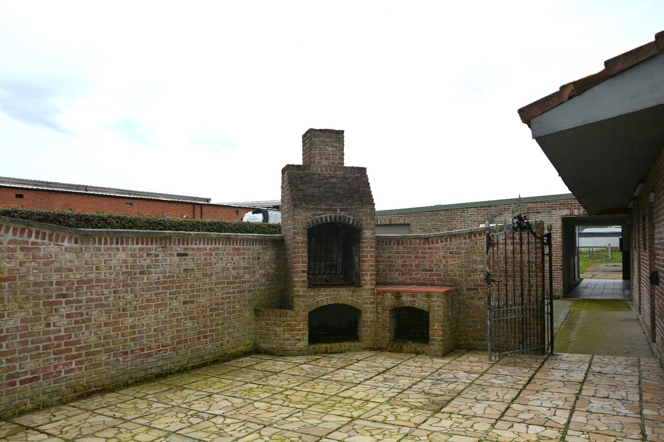 Te renoveren villa in bedrijventerreinzone voor KMO's 