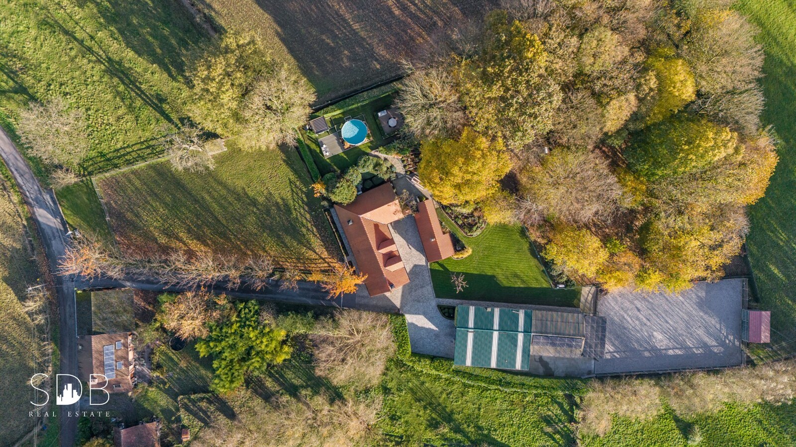 Landelijke villa met zwembad, paardenfaciliteiten en piste op circa 2 HA 