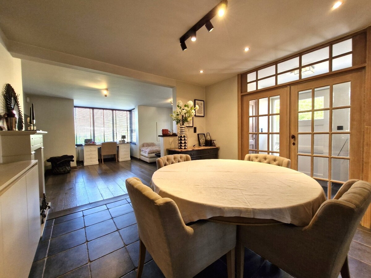 Uiterst charmante halfopen bebouwing met weidse zichten op een perceel van 2012m² 