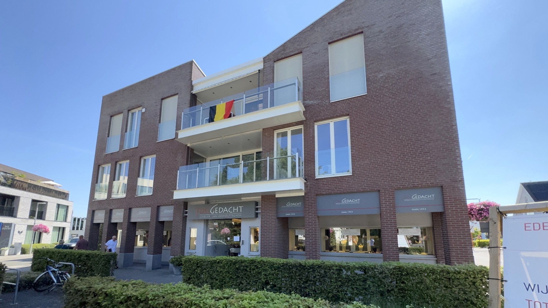 Handelsgelijkvloers te huur in centrum De Pinte