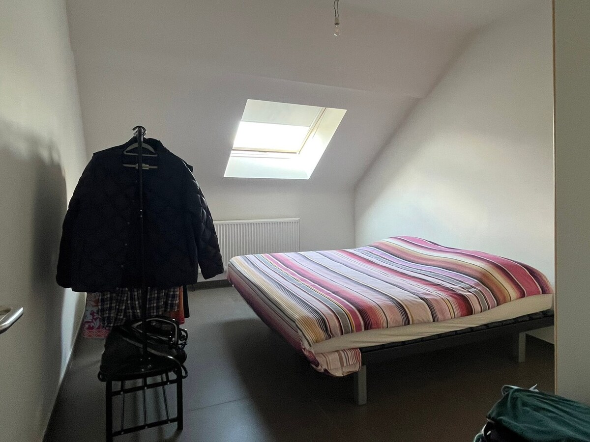 Gerieflijk appartement met 2 slaapkamers in Maasmechelen, gerenoveerd in 2012, EPC B 