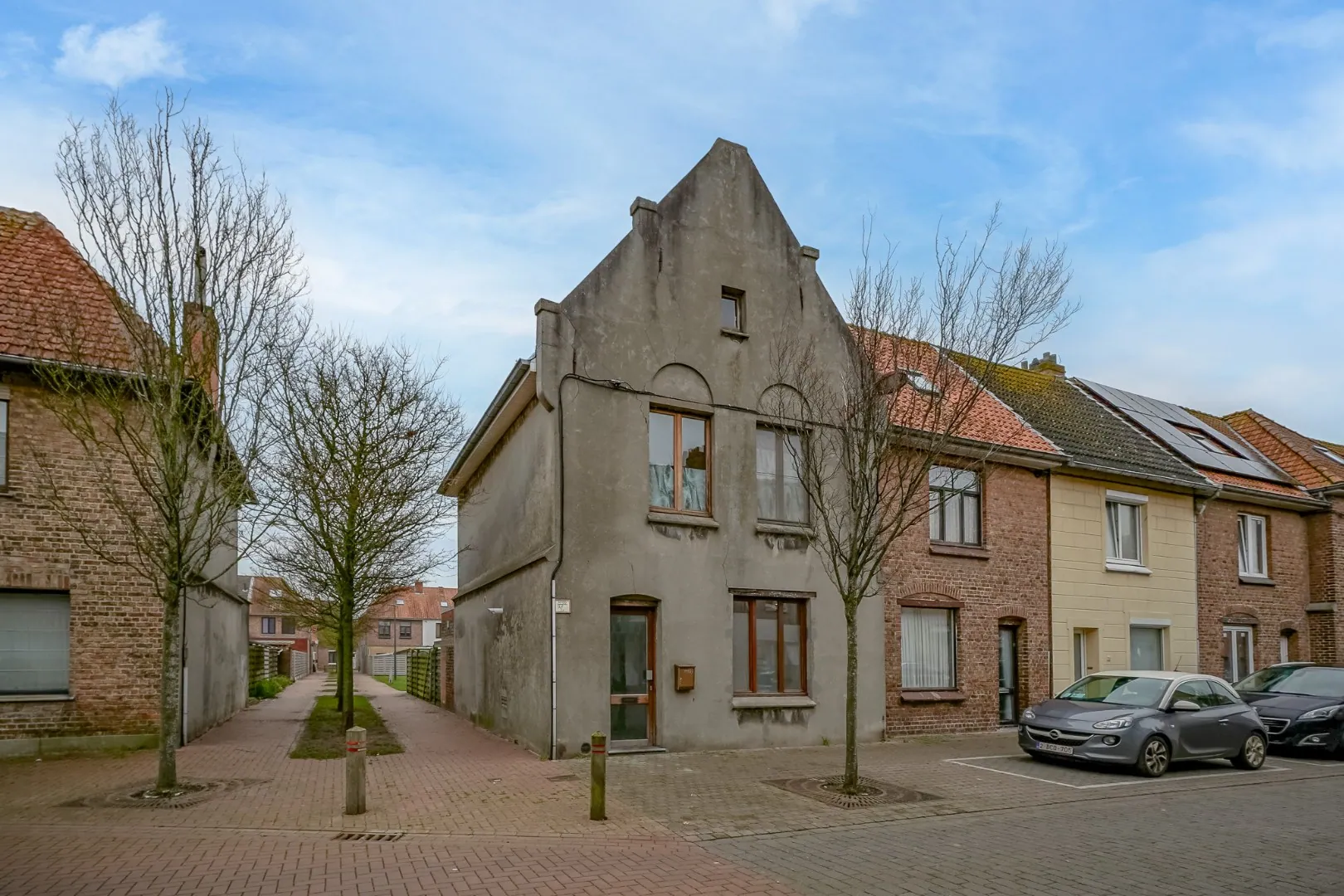 Lichtrijke, gerenoveerde hoekwoning met tuin in Oostende