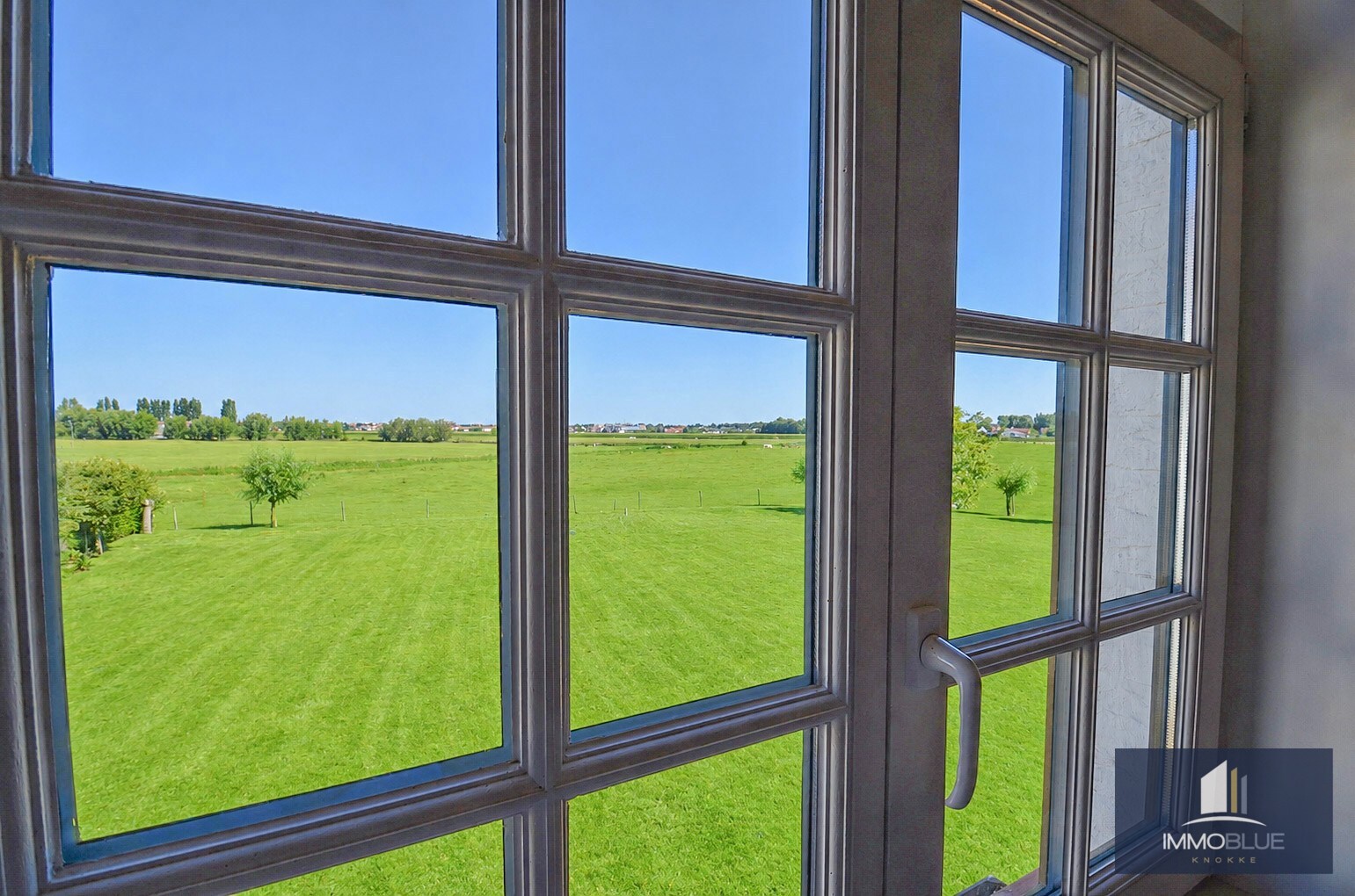 Tijdloze villa met uitzonderlijke vergezichten op een residentiële locatie. 