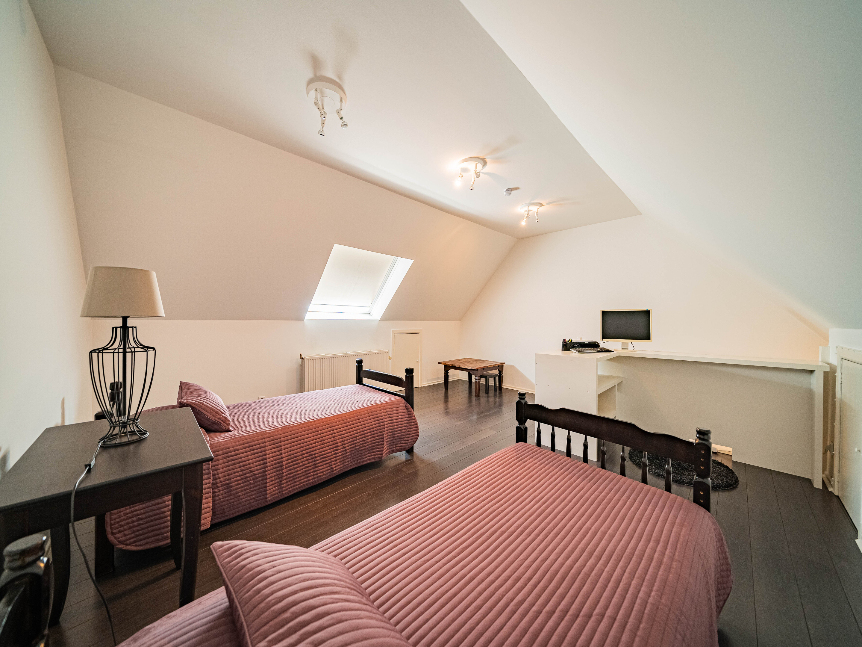 Uitzonderlijk goed onderhouden instapklare woning met 3 slaapkamers en tuin 