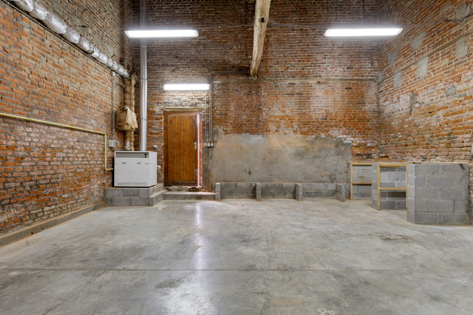 Half open bebouwing (hoeve) met 5 slaapkamers, tuin, terras en zeer ruime garage in Oorbeek (Tienen)! – EPC 730 kWh/m² - bewoonbare opp. 195 m² 