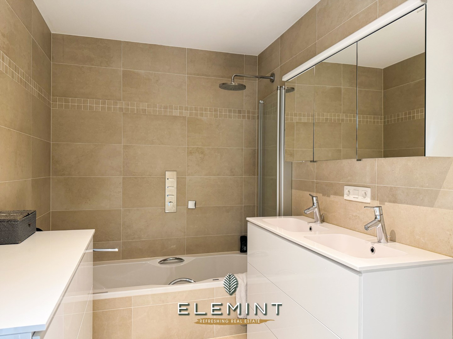 Ruim modern appartement met terras, 2 slaapkamers en 2 staanplaatsen 