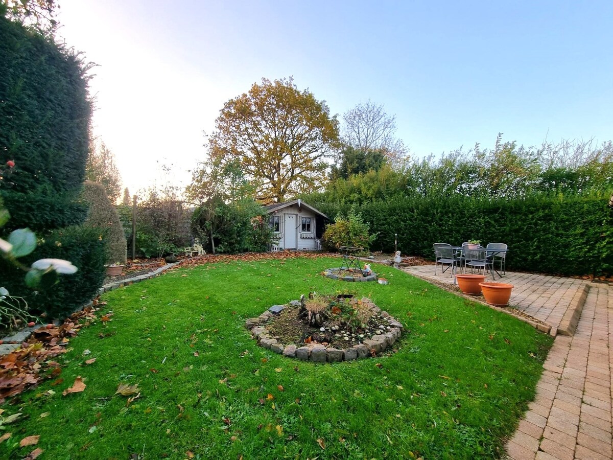 Zeer rustig gelegen, te renoveren halfopen woning met mooie tuin - Heist 