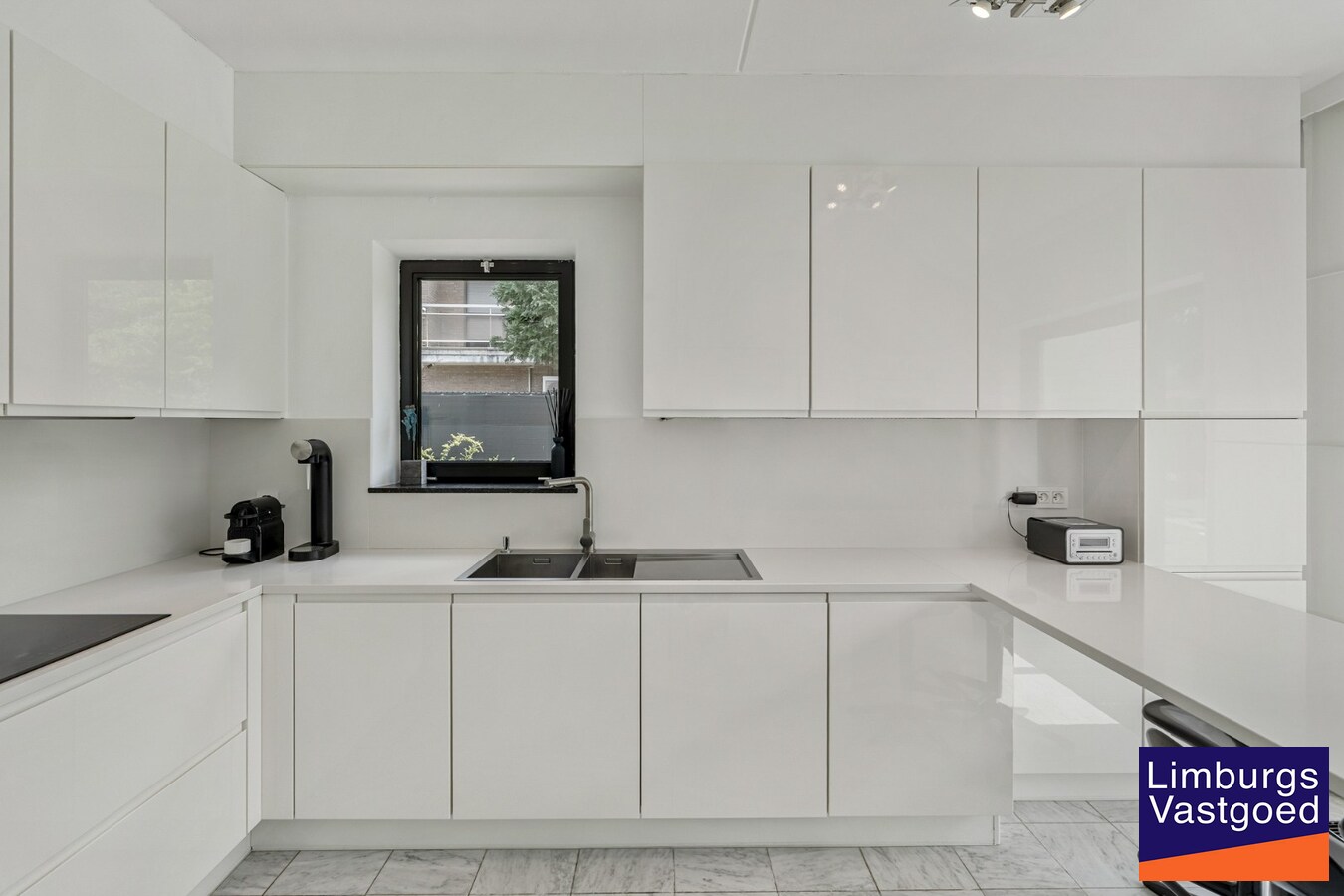 Moderne architectenwoning met mooie tuin en zwembad, 5 slaapkamers in Hasselt, OB op 8a12ca in doodlopende straat 