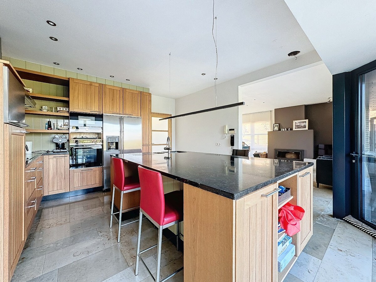 Ruime gezinswoning met knappe tuin te Erwetegem 